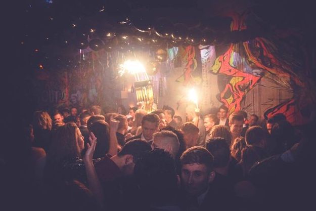 Bar traži djelatnika za gledanje porno filmova: Radno vrijeme 20 sati tjedno, plaća iz snova