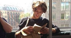 Naša nova opsesija: Instagram profil sa sexy frajerima koji čitaju knjige u podzemnoj
