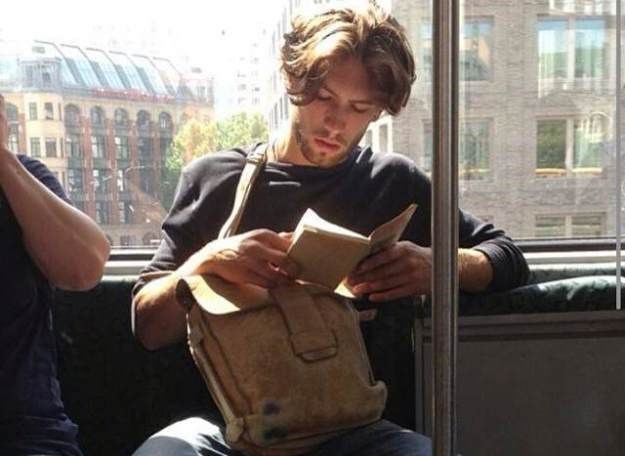Naša nova opsesija: Instagram profil sa sexy frajerima koji čitaju knjige u podzemnoj