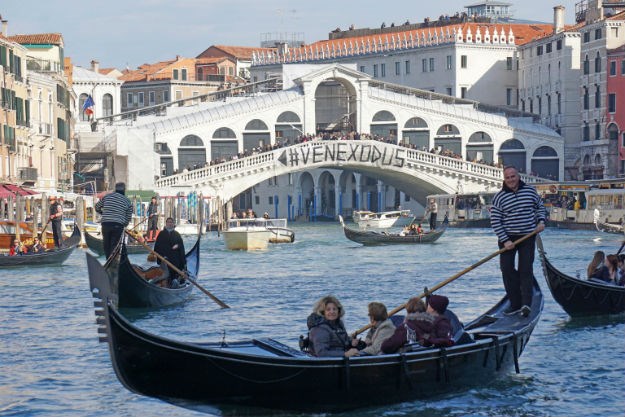VIDEO Prosvjed u Veneciji: "Pretvaramo se u Pompeje, stanovnici sele iz grada"