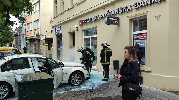 Planuo Mercedes na Maksimirskoj, zastoj u prometu