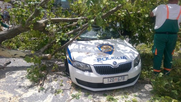 FOTO Stablo poklopilo policijski automobil u središtu Splita