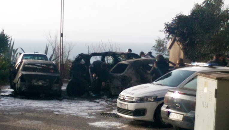 VIDEO U Splitu u potpunosti izgorjela tri osobna automobila, požar je podmetnut