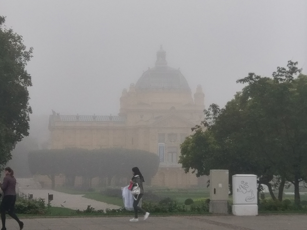 FOTO Maglovito jutro u Zagrebu, navečer opet počinje kiša koja će padati danima