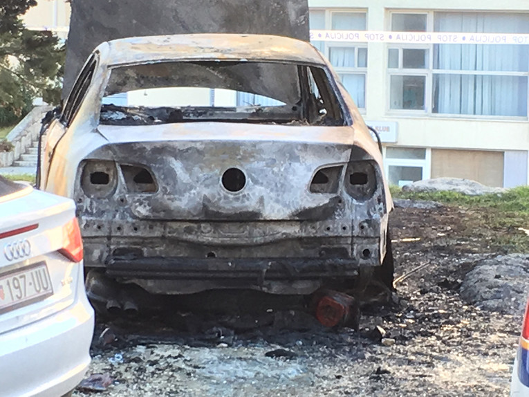 FOTO U Splitu opet gore automobili, u Krstulovićevoj  zapaljen VW Passat?
