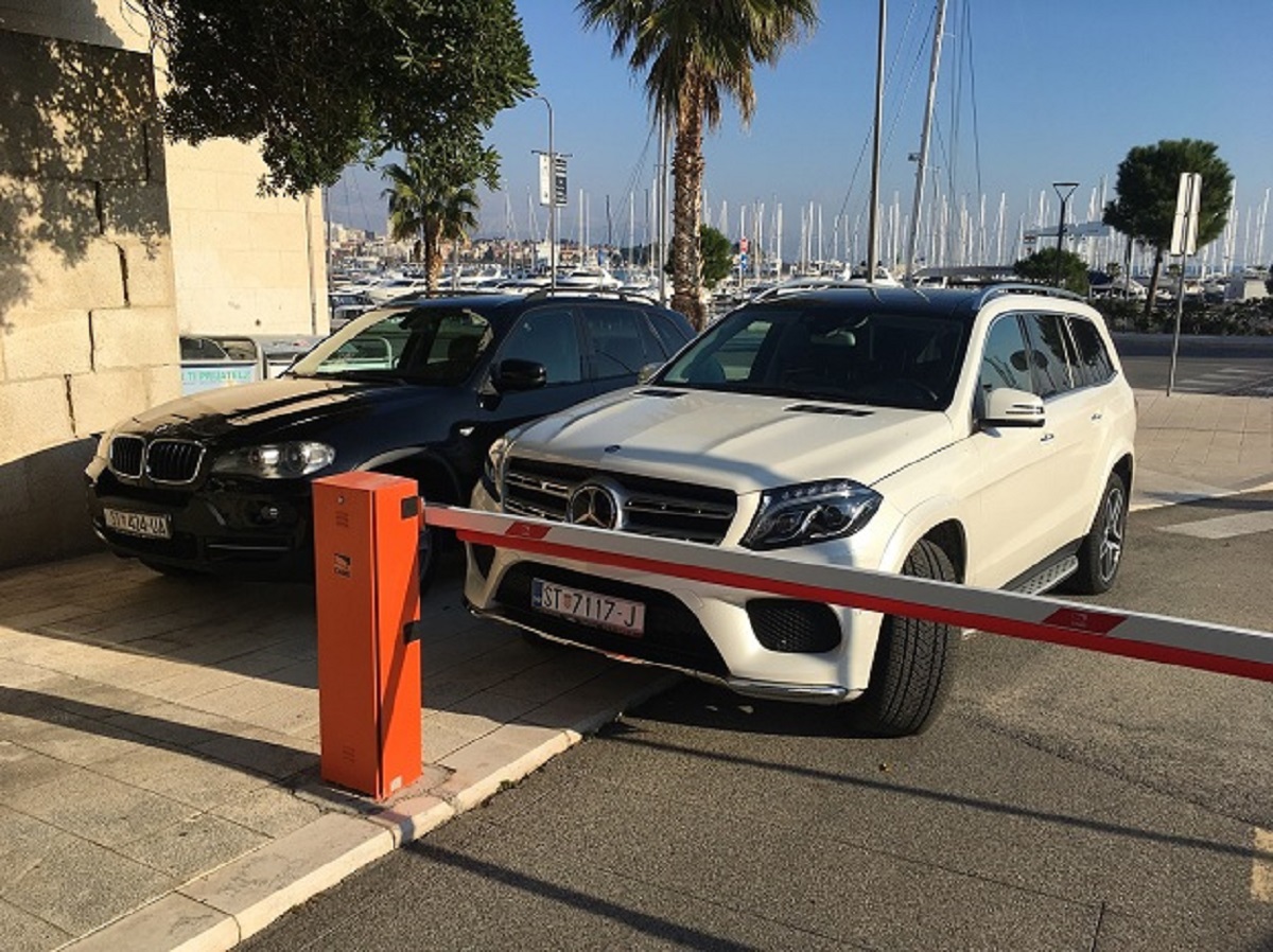 FOTO Kerum novim Mercedesom blokirao ulaz u Banovinu