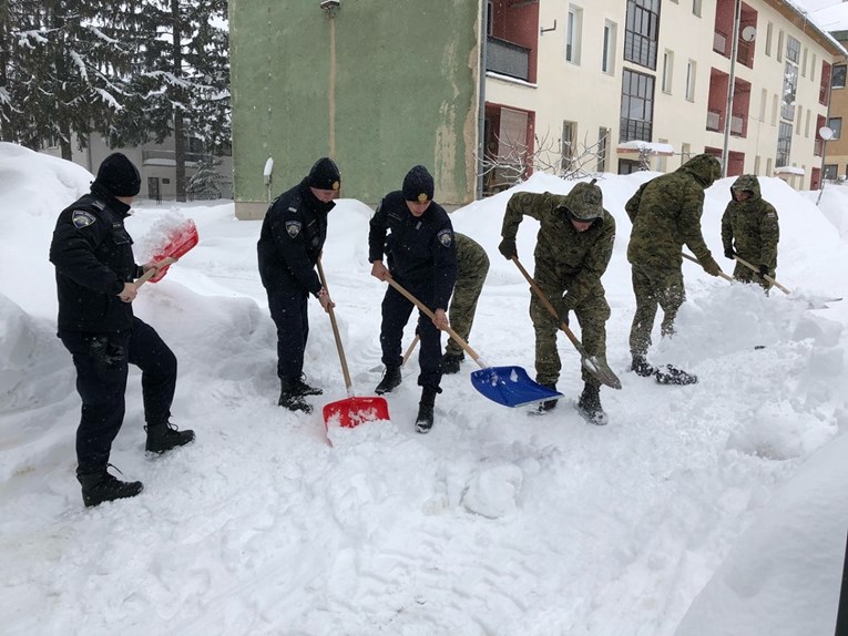 Snijeg zatrpao Liku, policija i vojska pomažu građanima, MUP objavio fotografije