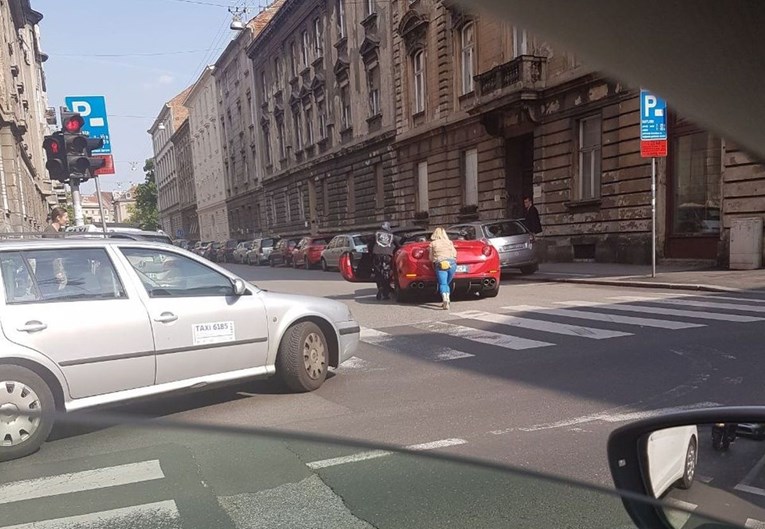 Ova fotografija iz centra Zagreba dokaz je da ni u Ferrariju nije uvijek lako