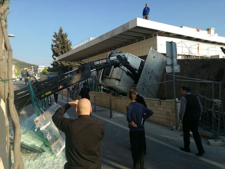 FOTO U Dubrovniku se prevrnuo kamion s dizalicom, jedna osoba ozlijeđena