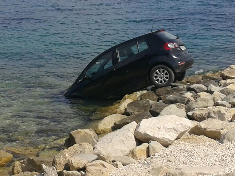 FOTO Automobil završio u moru na popularnoj splitskoj plaži