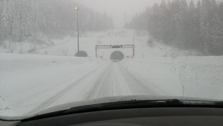 OPREZ Autoceste u Lici, Gorskom Kotaru i Slavoniji zatrpane snijegom, zastoji i zbog više nesreća