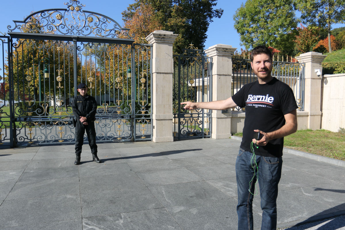 VIDEO Ivan Pernar stigao pred Kulmerove dvore: "Evo nas kod donatora i miljenika HDZ-a"