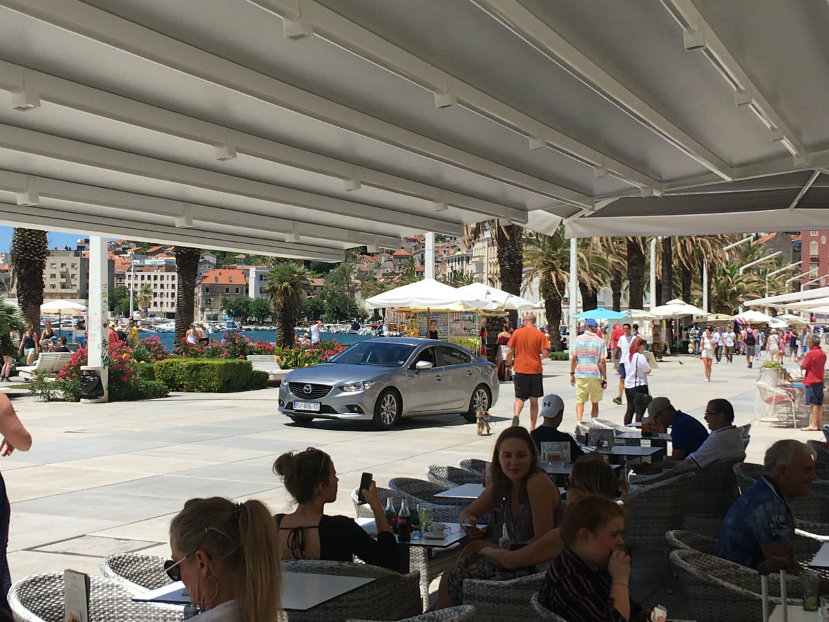 FOTO Automobilom se provozao po splitskoj Rivi