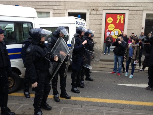 Policija dvaput blokirala prosvjednike, šatordžije ih vrijeđale i provocirale već na Trgu