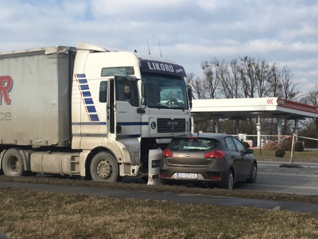 FOTO Sudar kamiona i automobila na Slavonskoj, na mjesto nesreće poslana Hitna pomoć