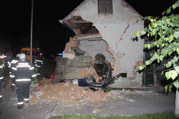 Dvoje poginulih u teškoj nesreći kod Okučana: Zabili se u kuću, vatrogasci satima izvlačili tijela