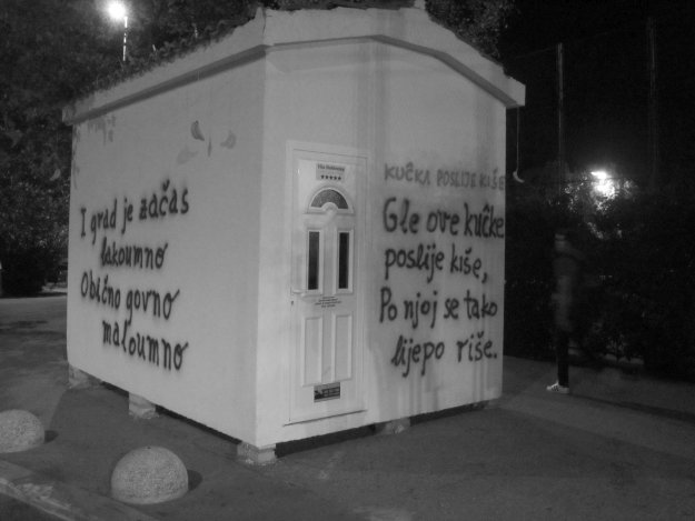 Vila Baldovina: Splićani posprejali ružnu kućicu kraj Starog placa koju je Grad namijenio za mjenjačnicu