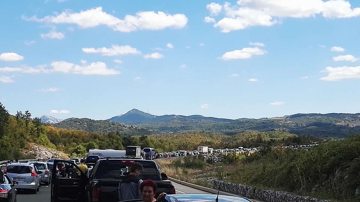 VOZAČI, OPREZ Zbog požara je bio zatvoren tunel Sveti Rok, kilometarske kolone diljem zemlje