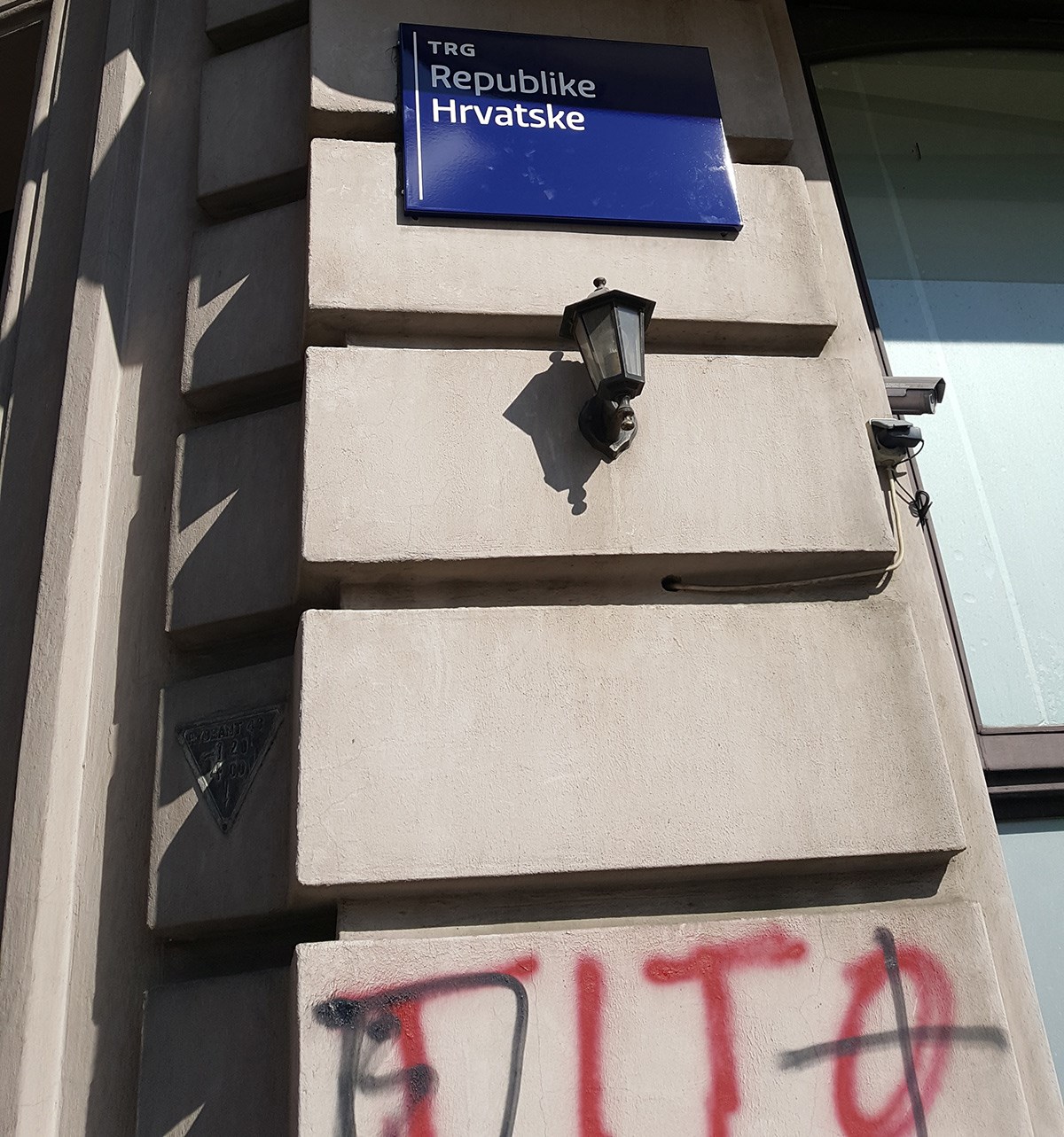 VIDEO Na Trg maršala Tita postavljena ploča s novim imenom - Trg Republike Hrvatske