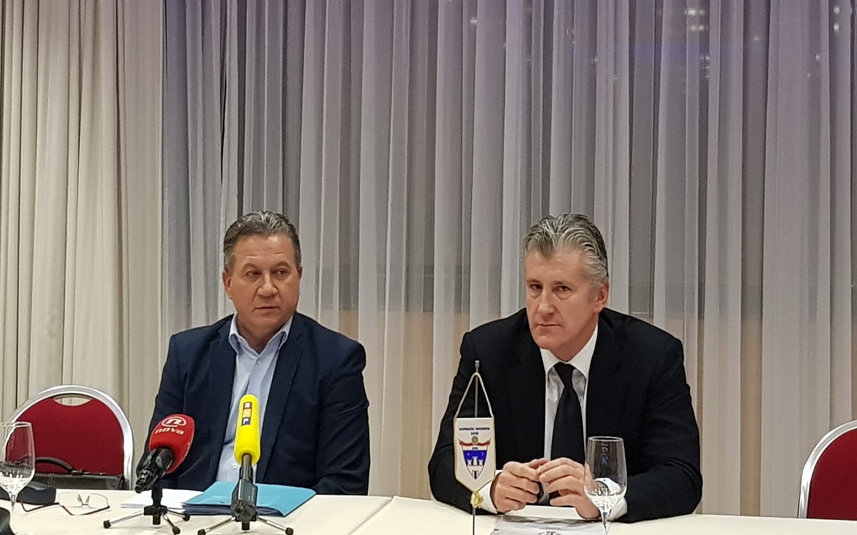 POLICIJA ČUVALA SKUPŠTINU U MAMIĆEVOJ BAZI  Šuker slavio i napao novinare: Manipulirate anketama!