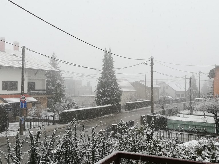 POGLEDAJTE SNIMKE Snijeg stvara probleme na cestama, pao u Zagrebu, Karlovcu, Varaždinu...