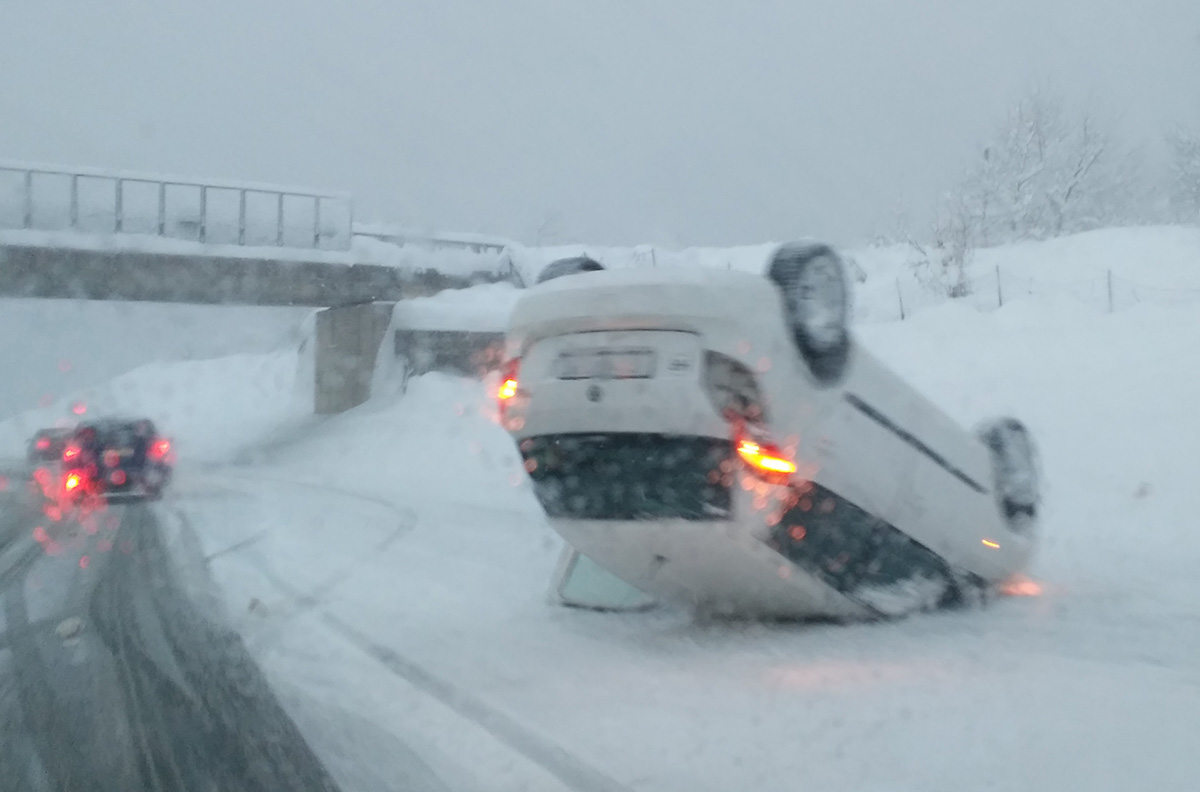 AUTOCESTA ZAMETENA SNIJEGOM Kod Bosiljeva auto završio na krovu