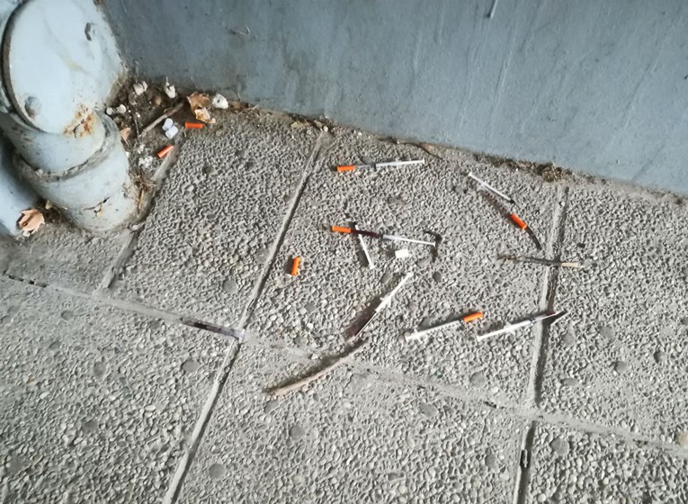 FOTO Pored dječjeg igrališta u Zagrebu ostavili hrpu narkomanskih šprica