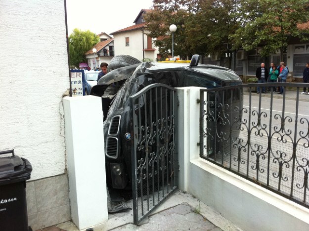 FOTO BMW izletio s ceste kod osnovne škole u Varaždinu pa se bočno zabio u ogradu