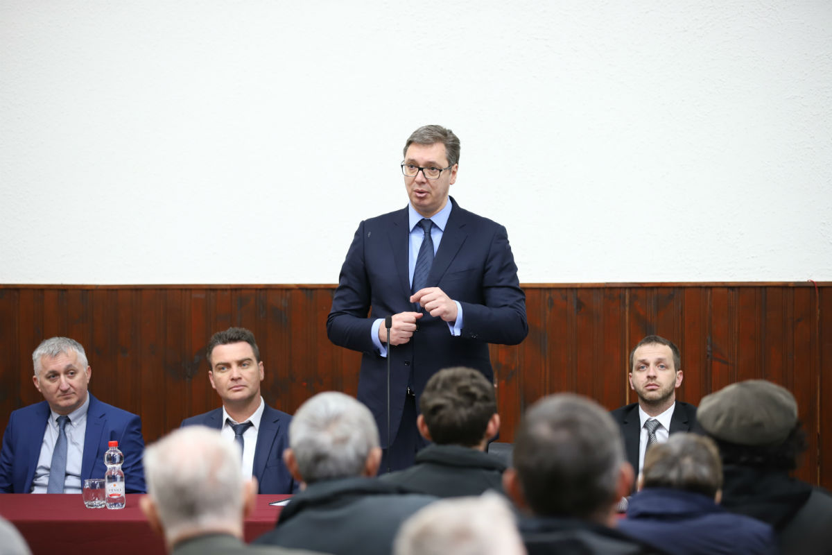 VIDEO Vučić školi u Vrginmostu darovao 10 računala, Srbima obećao pomoć