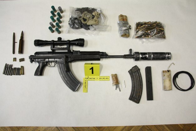 FOTO 19-godišnjak uhićen sa automatskom puškom, u kući mu našli kemijsku koja puca