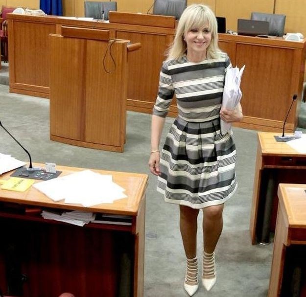 FOTO Ingrid Antičević Marinović u Saboru mami poglede kratkom haljinicom i seksi štiklama