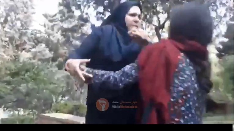 Iranke opet prosvjeduju nakon divljačkog napada vjerske policije na nepokrivenu djevojku