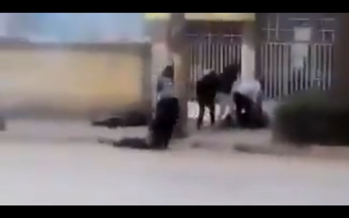 UZNEMIRUJUĆA SNIMKA Iranska garda puca na prosvjednike koji vuku tijela već ubijenih
