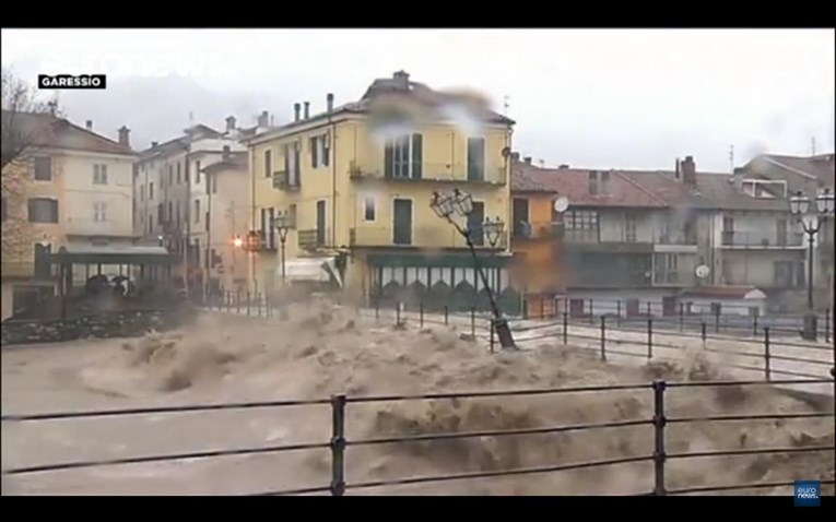 VIDEO Pogledajte što je nevrijeme učinilo Italiji, zatvorene ceste, mostovi, škole...