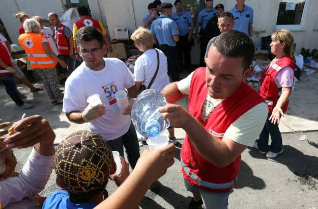 Dobro se dobrim vraća: Izbjeglice svakih pola sata skupljaju otpad i čiste kolodvor u Tovarniku