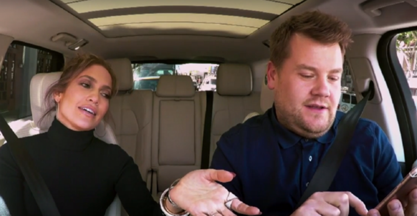 J.LO "rasturila" karaoke u autu i dopustila voditelju da šalje poruke s njezinog mobitela
