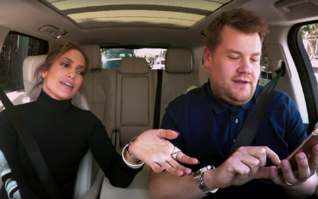 J.LO "rasturila" karaoke u autu i dopustila voditelju da šalje poruke s njezinog mobitela