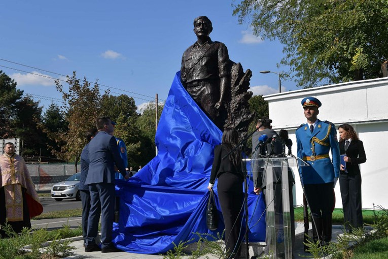 VIDEO, FOTO Srbija podigla spomenik majoru koji je umalo sravnio Bjelovar sa zemljom