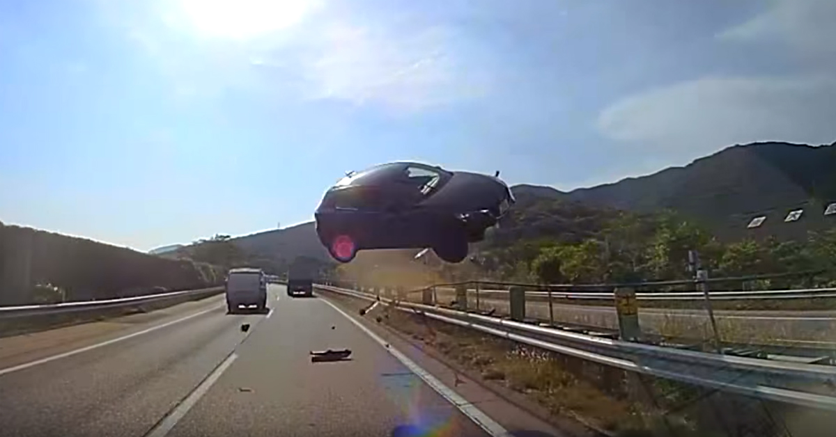 VIDEO Šokantna snimka iz Japana: Auto u letu pokosio autobus