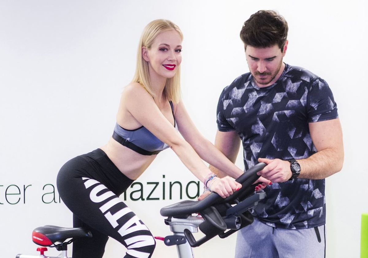 Ovaj zgodni momak kriv je za savršenu liniju Jelene Rozge