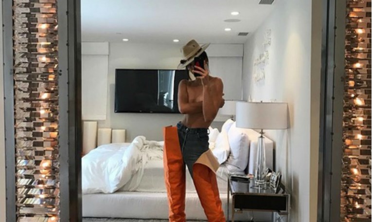 Kendall Jenner objavila toples selfie, no gigantske čizme ukrale su svu pažnju