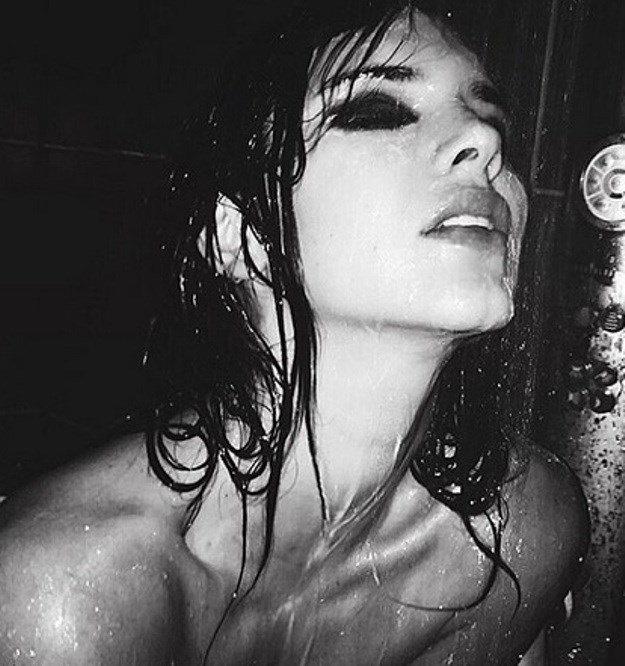 Kendall Jenner podijelila na Instagramu toples fotke snimljene pod tušem