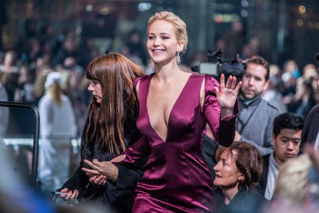 Najljepši dekolte Hollywooda zablistao i u Berlinu: Jennifer Lawrence u ljubičastoj haljini kuće Dior