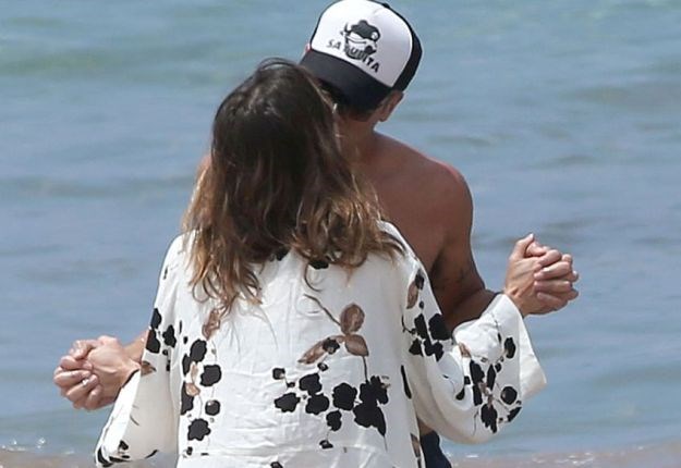 FOTO Kakav sretnik: Prelijepa Jessica Alba se spustila na plažu, a na njega su sada svi ljubomorni