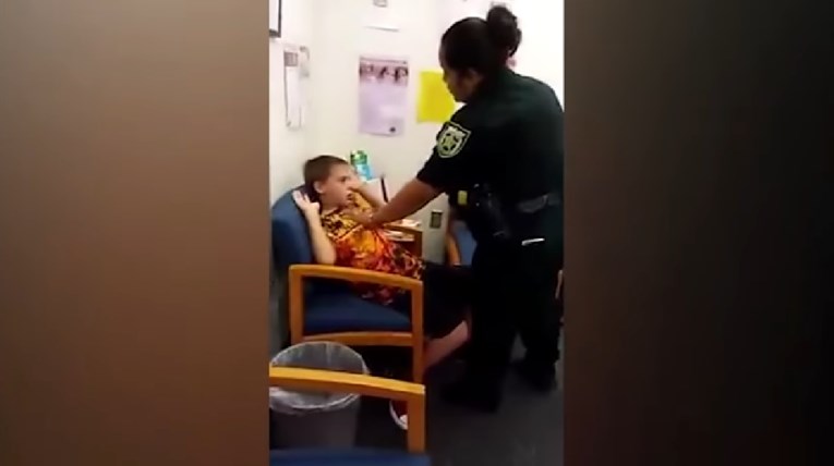 VIDEO Policija zbog "napada" uhitila 10-godišnjeg dječaka s autizmom