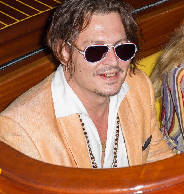Njegovoj supruzi valjda se to sviđa: Johnny Depp pokazao zlatne i crvene zube u Veneciji