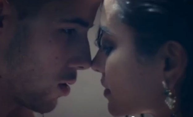 Shay Mitchell i Nick Jonas su sexy par pod vrućim tušem u spotu za pjesmu "Under You"