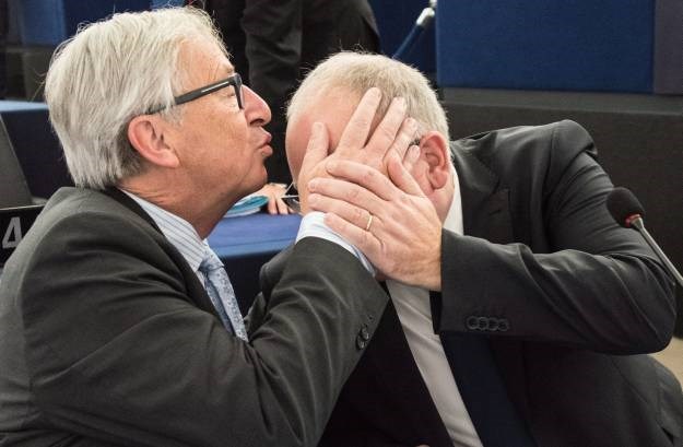 Juncker poljubio čelo Timmermansa prije govora o izbjeglicama