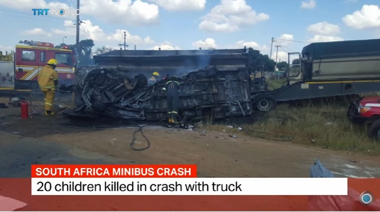 TRAGEDIJA U sudaru autobusa i kamiona poginulo najmanje 20 školaraca