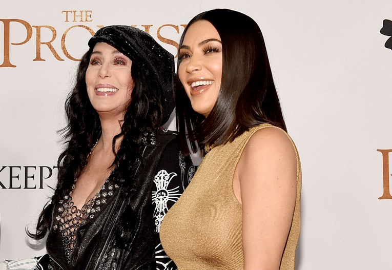 Isti kirurg? Kim i 34 godine starija Cher izgledaju kao sestre
